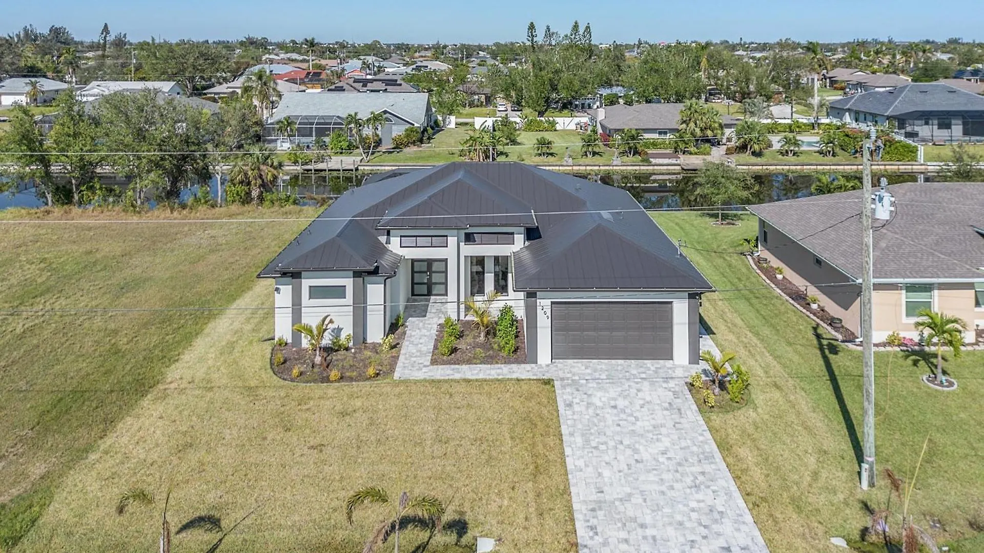 Experience Luxury, Canal Views, Heated Pool - Sojourner Sanctuary -roelens Cape Coral