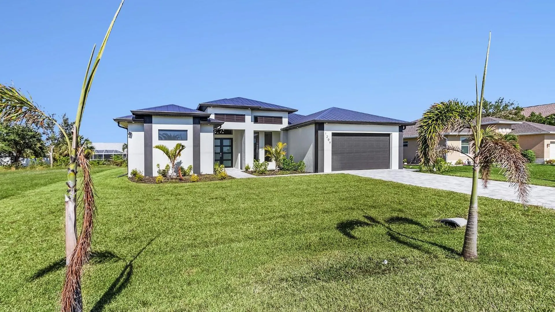 Experience Luxury, Canal Views, Heated Pool - Sojourner Sanctuary -roelens Holiday home
