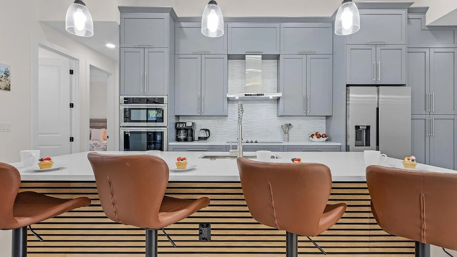 Experience Luxury, Canal Views, Heated Pool - Sojourner Sanctuary -roelens Cape Coral