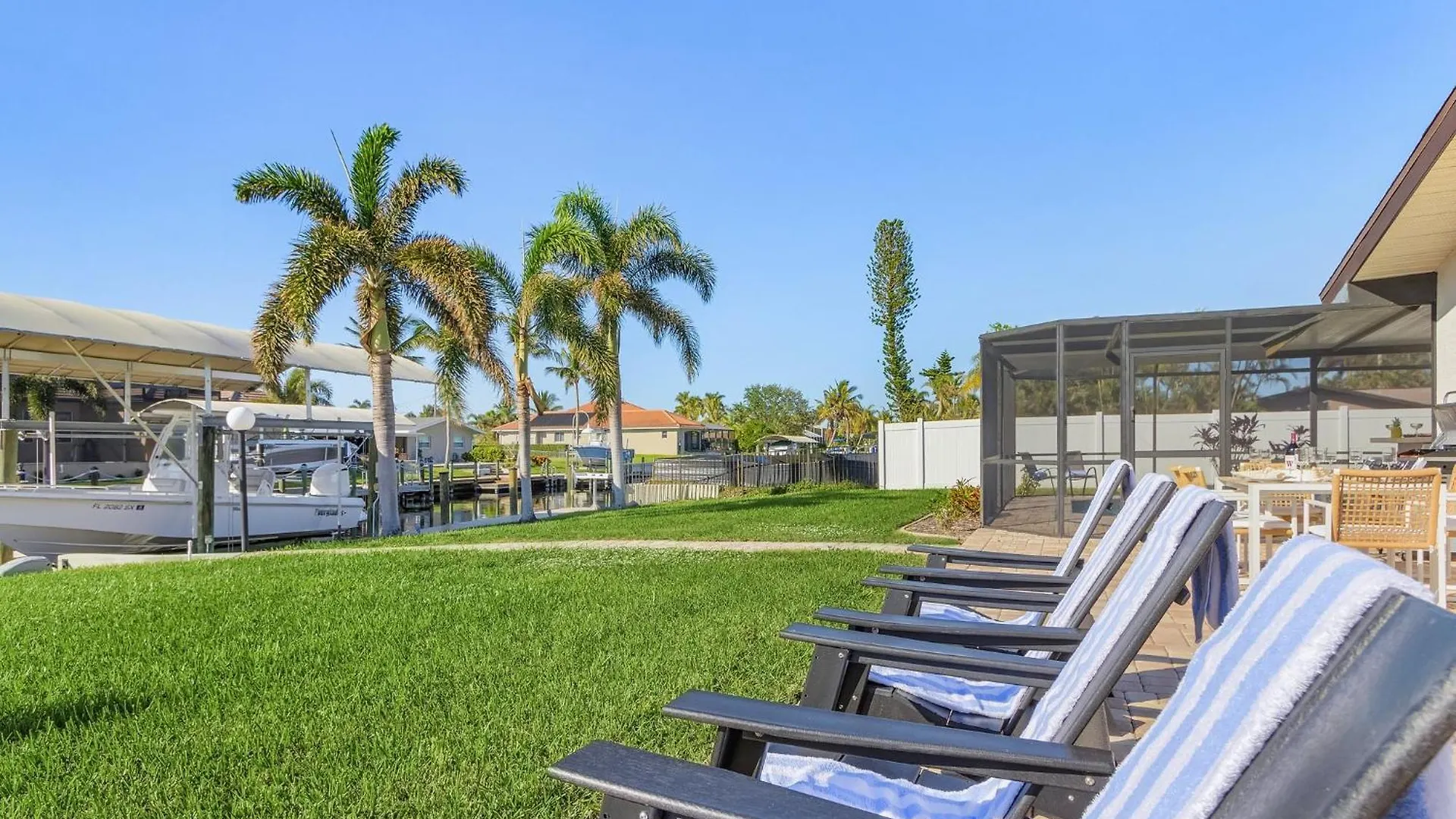 Holiday home Boater's Dream, Heated Pool - Laid Back & Lavish