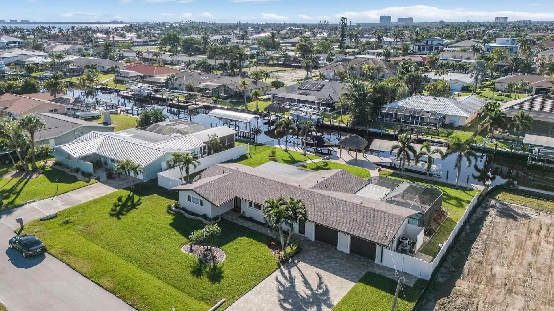 Boater's Dream, Heated Pool - Laid Back & Lavish Holiday home Cape Coral