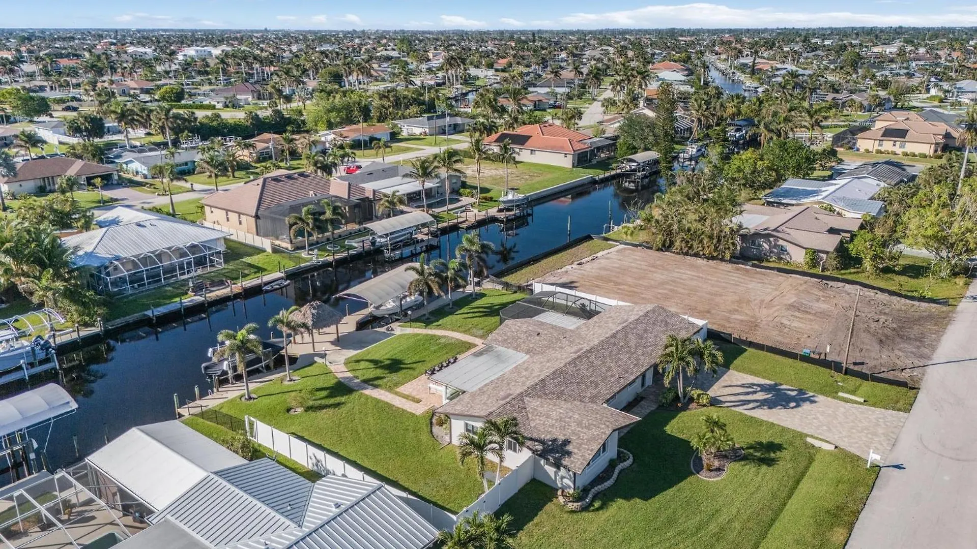 Boater's Dream, Heated Pool - Laid Back & Lavish Holiday home