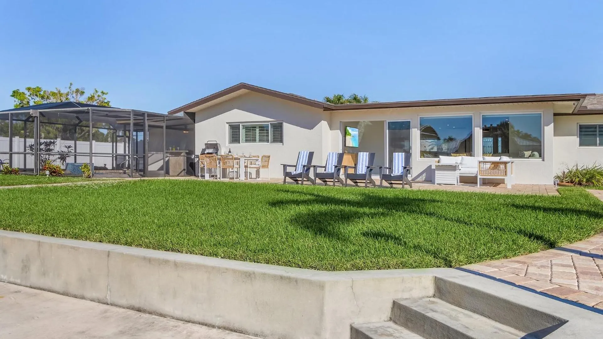 Boater's Dream, Heated Pool - Laid Back & Lavish Holiday home *