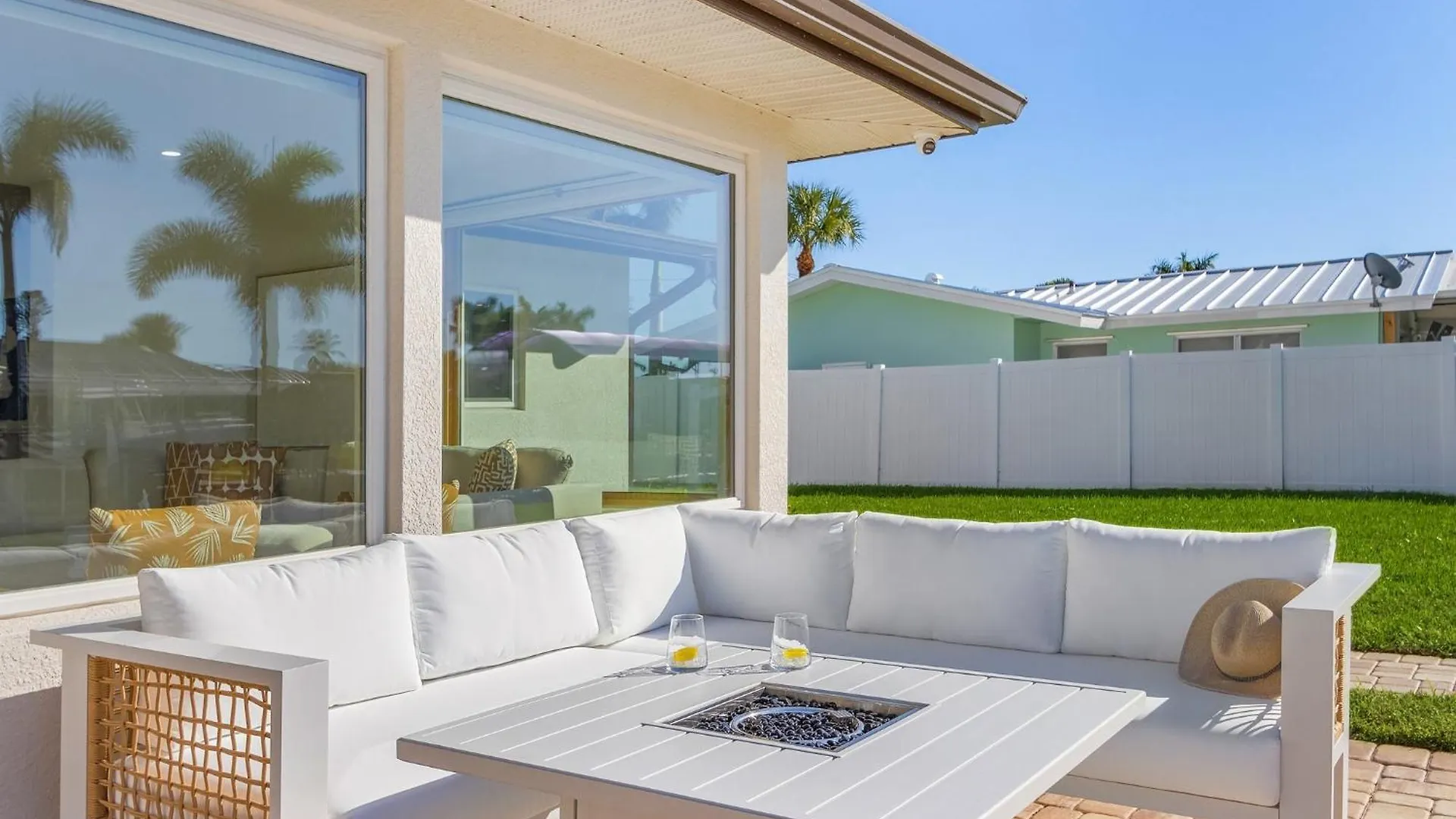 Holiday home Boater's Dream, Heated Pool - Laid Back & Lavish *