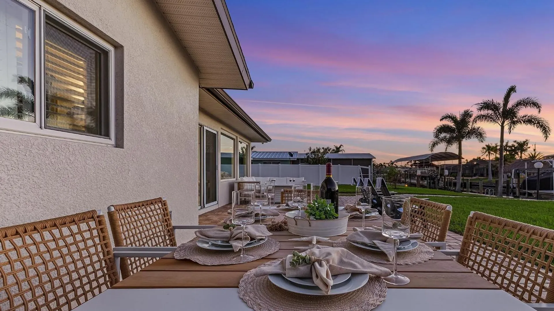 Boater's Dream, Heated Pool - Laid Back & Lavish Holiday home Cape Coral