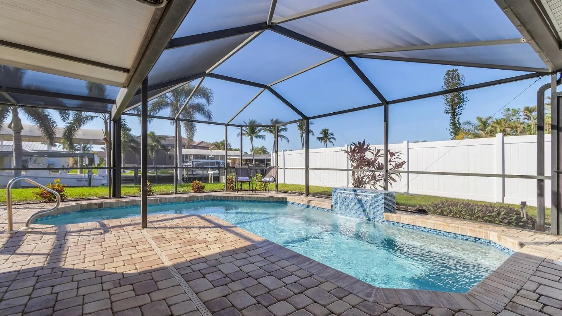 Boater's Dream, Heated Pool - Laid Back & Lavish Holiday home