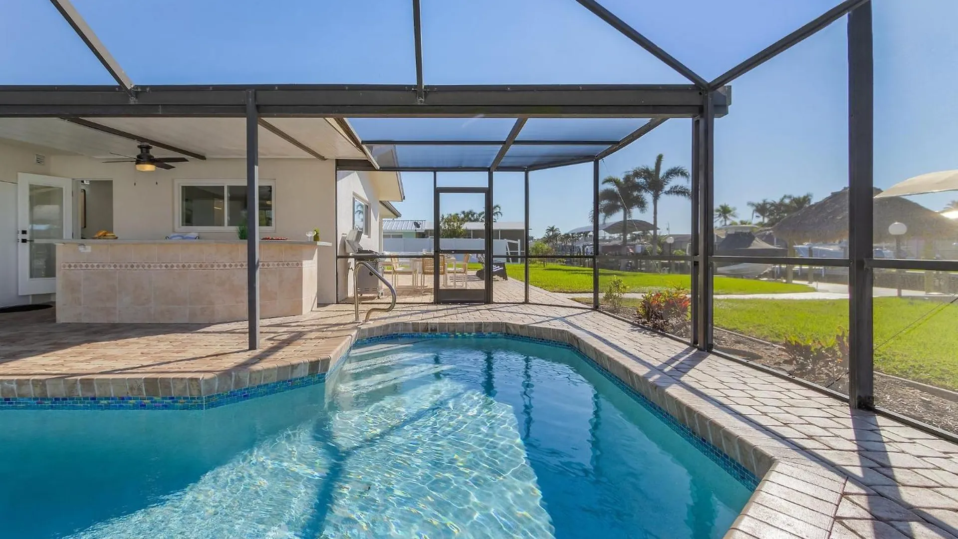 Holiday home Boater's Dream, Heated Pool - Laid Back & Lavish