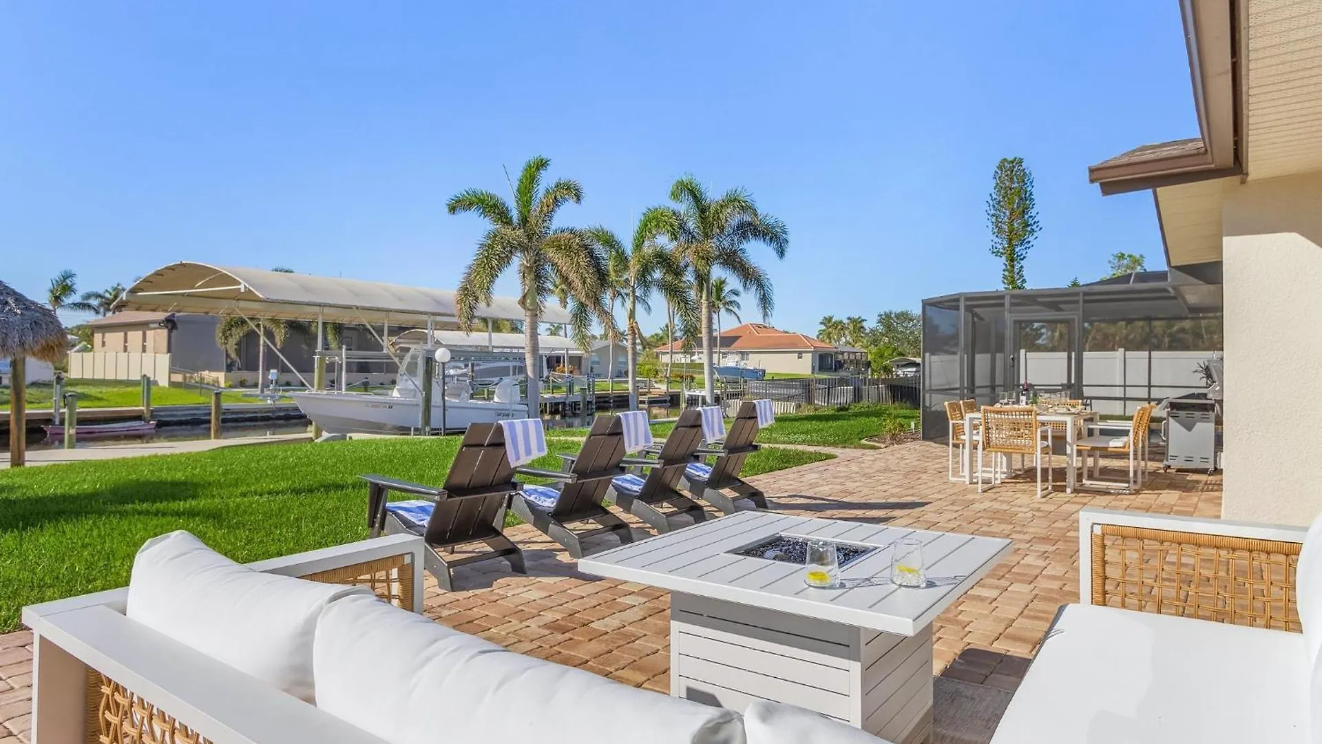 Holiday home Boater's Dream, Heated Pool - Laid Back & Lavish