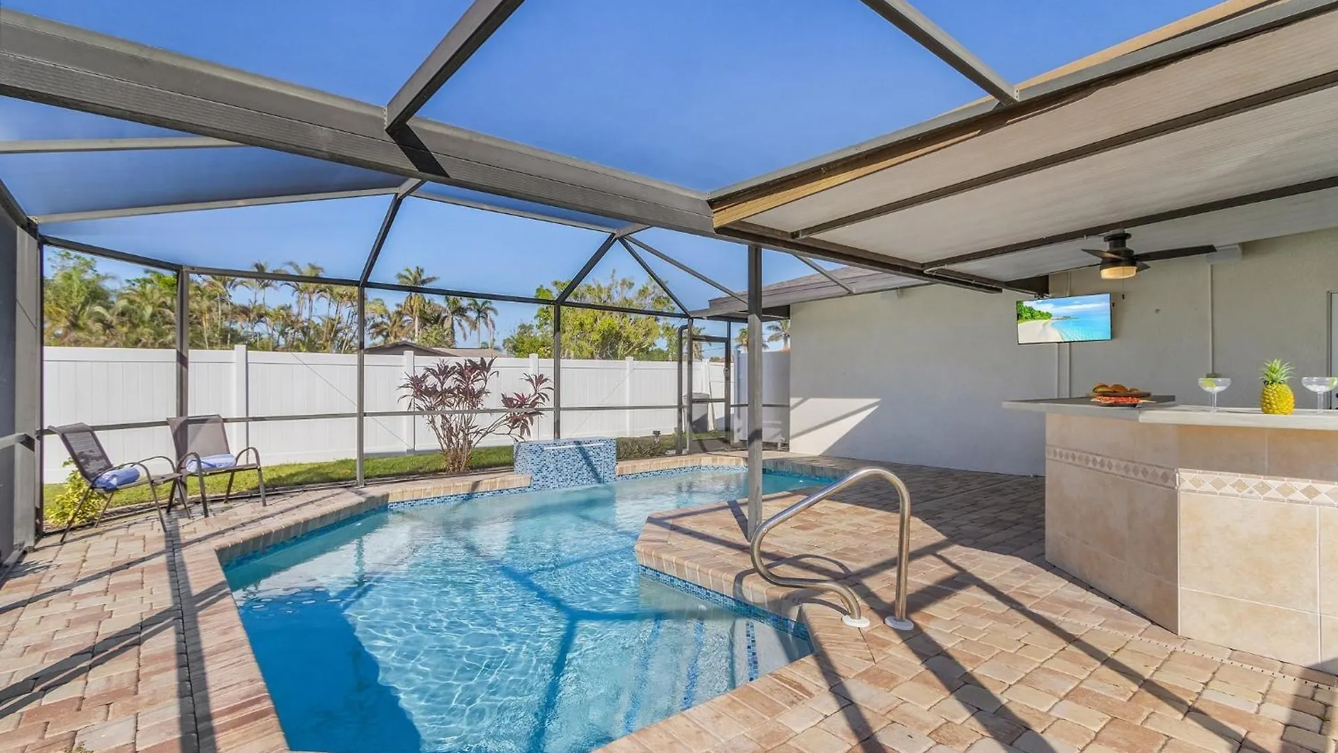 Boater's Dream, Heated Pool - Laid Back & Lavish Holiday home *