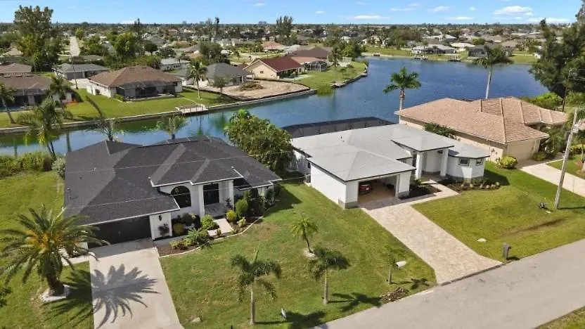 Captivating Paradise, Pool Table, Tiki Hut, - Cape Sunset - Roelens * Cape Coral