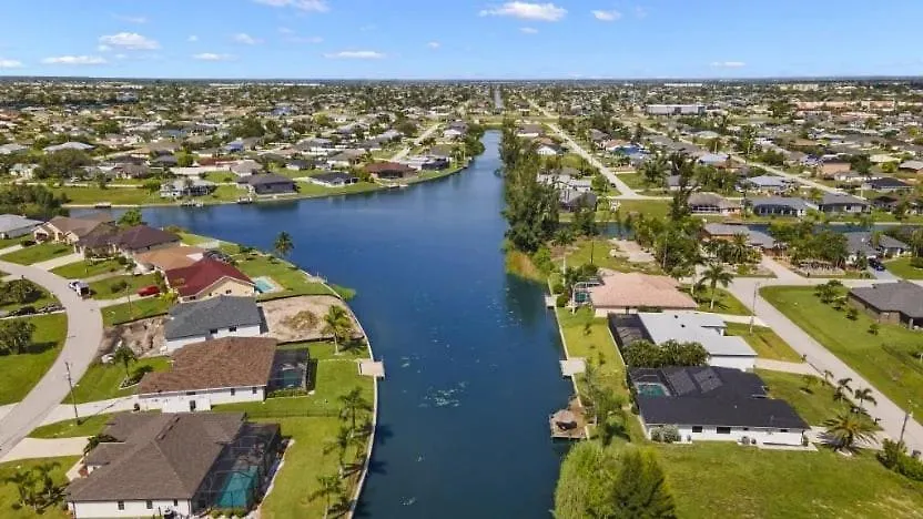 Holiday home Captivating Paradise, Pool Table, Tiki Hut, - Cape Sunset - Roelens Cape Coral