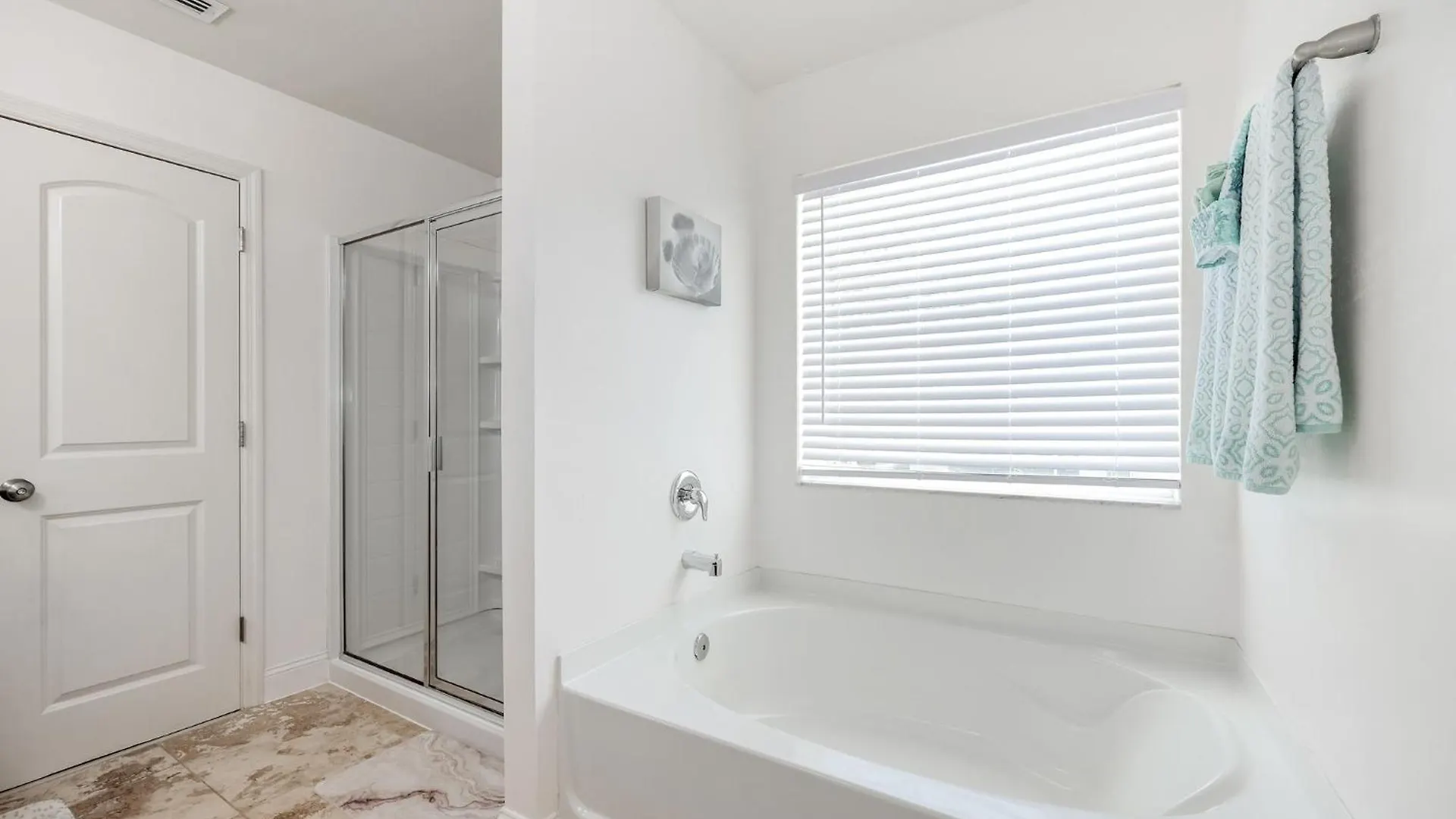 Holiday home 3400sqft! - Lovely Kitchen - Heated Pool