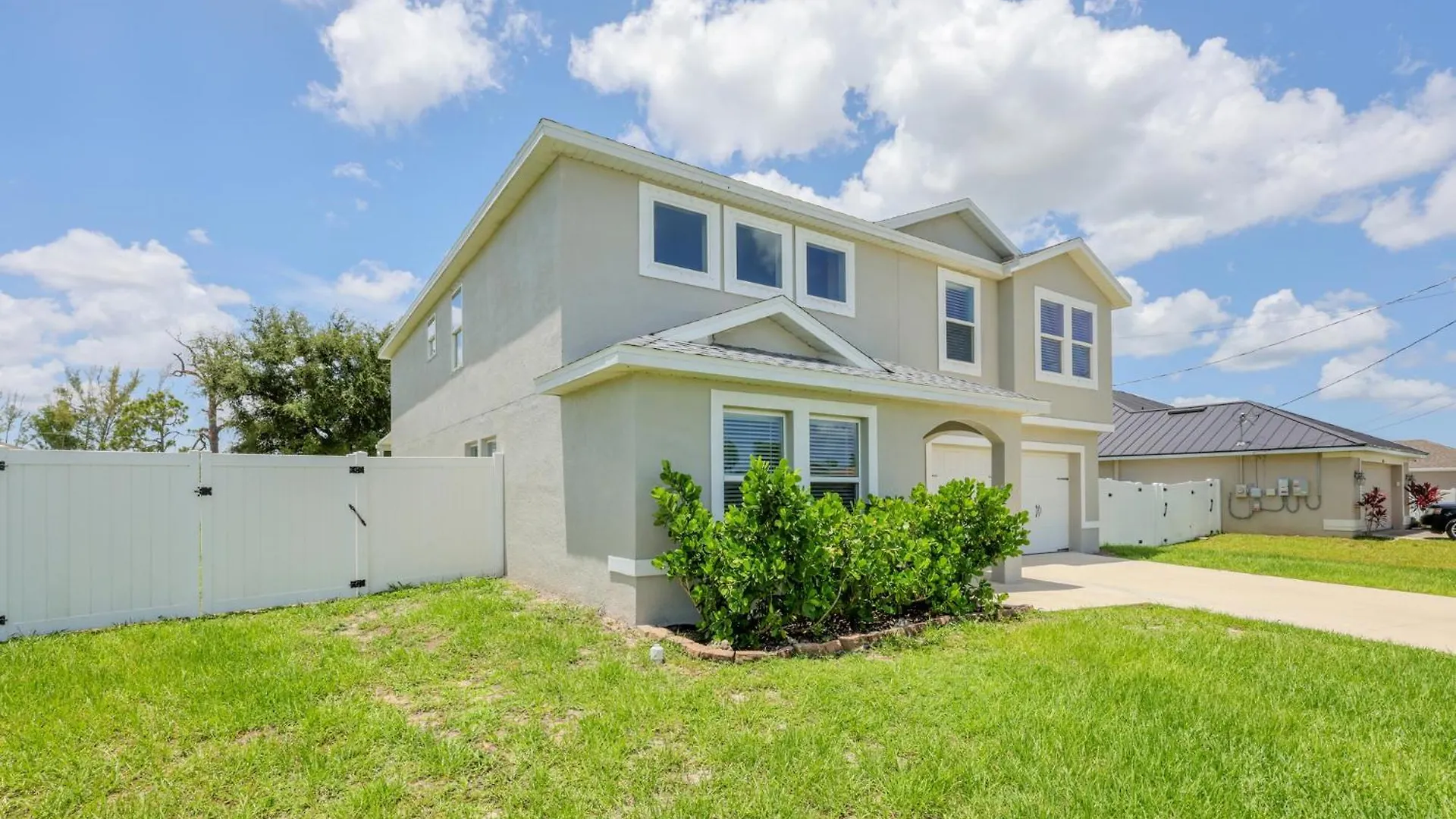 Holiday home 3400sqft! - Lovely Kitchen - Heated Pool *