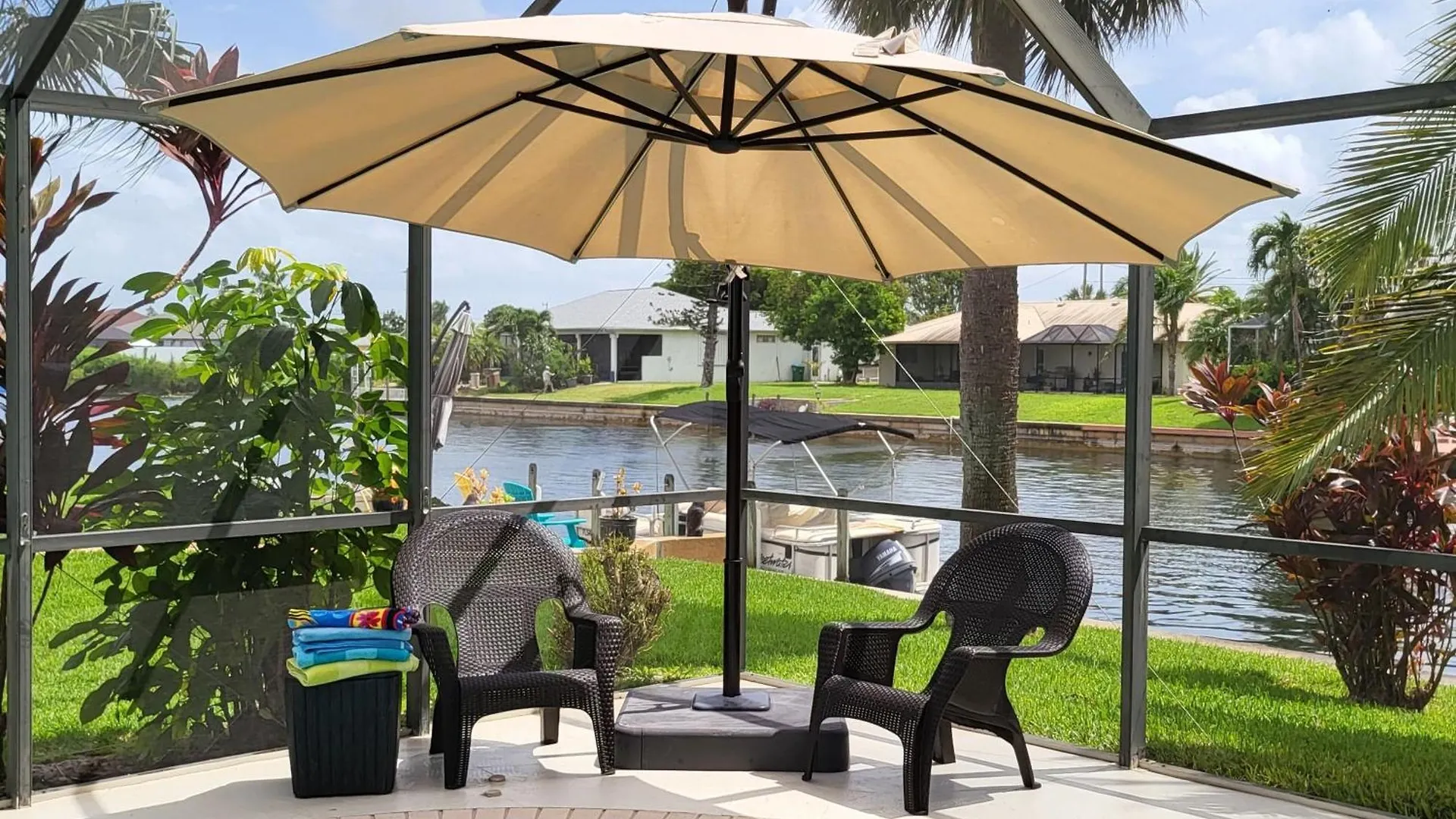 Holiday home Cape Coral, Pool Home, On Fresh Water Canal, Fishing, Free Wi-fi & Game *