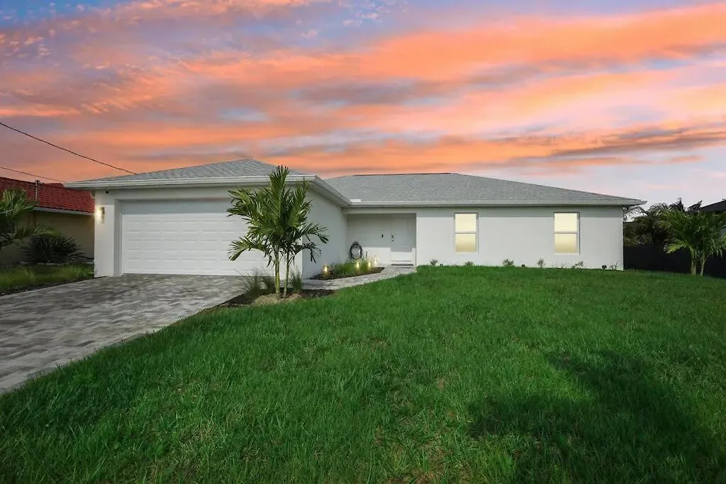 度假居 Cape House With Pool, Fire Pit And Private Backyard! 4 King Beds! *