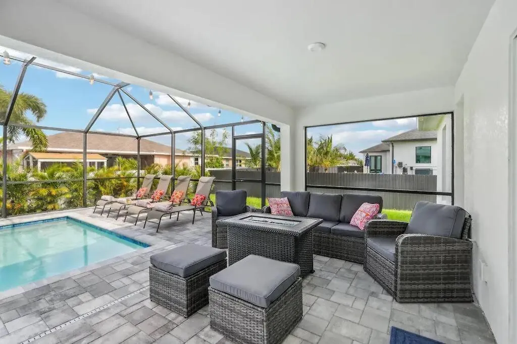 度假居 Cape House With Pool, Fire Pit And Private Backyard! 4 King Beds!