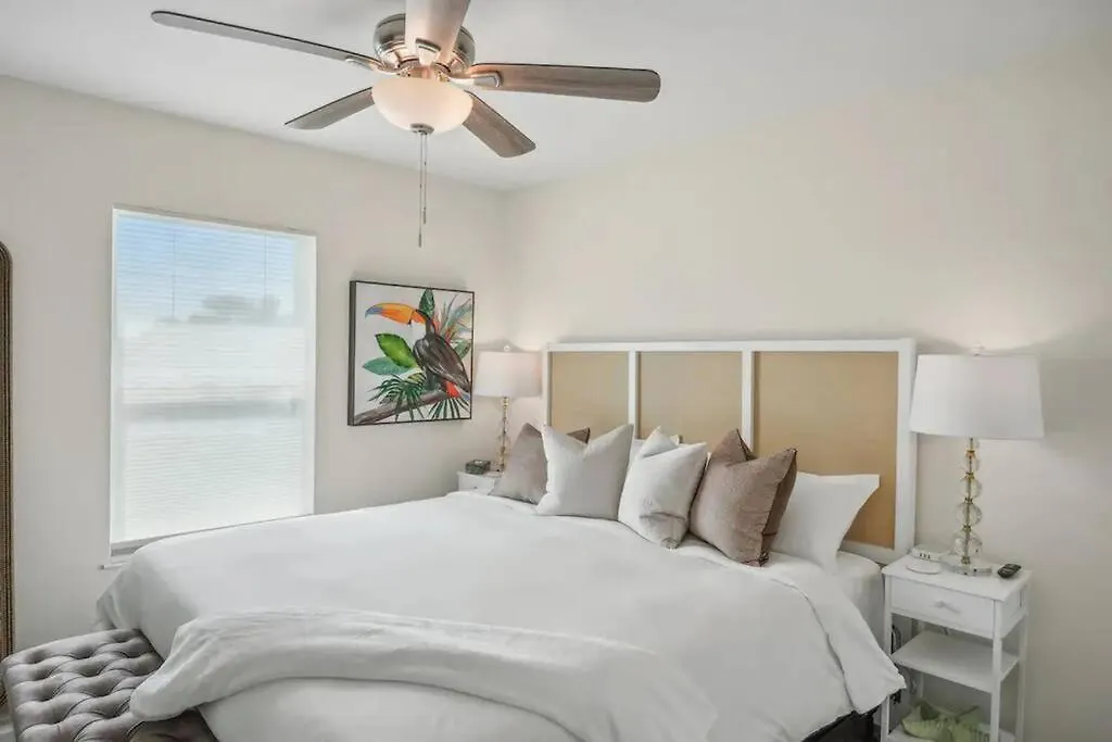 Cape House With Pool, Fire Pit And Private Backyard! 4 King Beds!