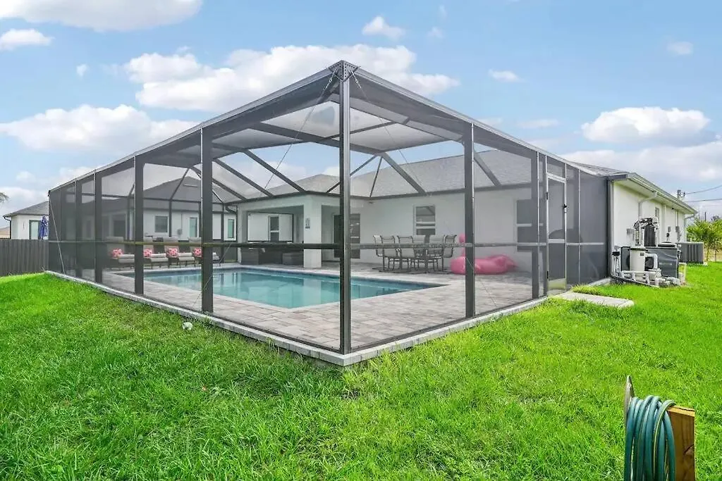 度假居 Cape House With Pool, Fire Pit And Private Backyard! 4 King Beds!