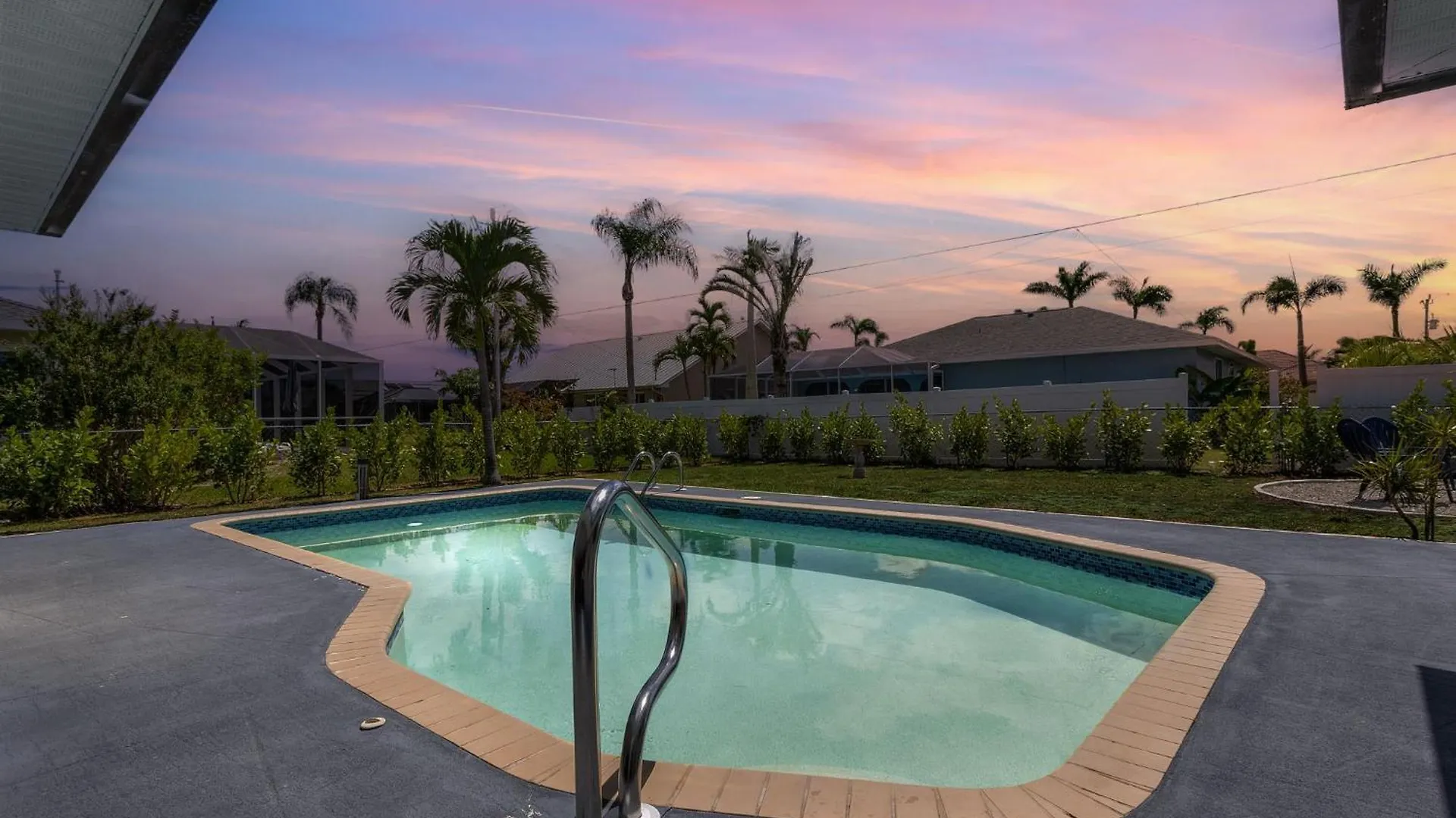 New! Tropical Home: Private Heated Pool Holiday home *