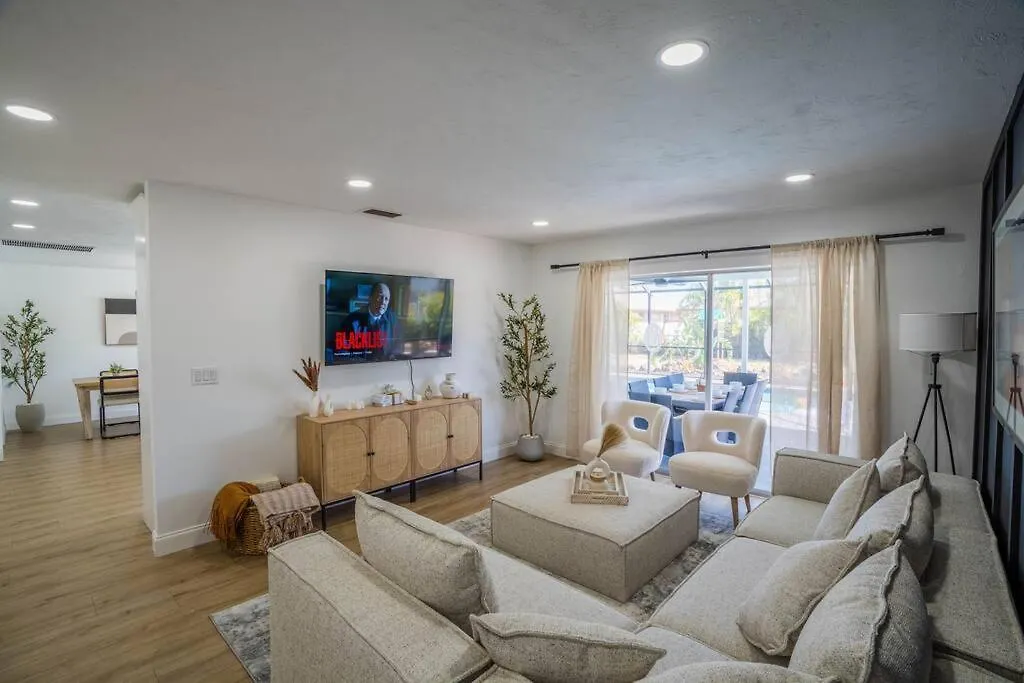 Heated Pool Villa/3 Beds/beach/downtown/game * Cape Coral