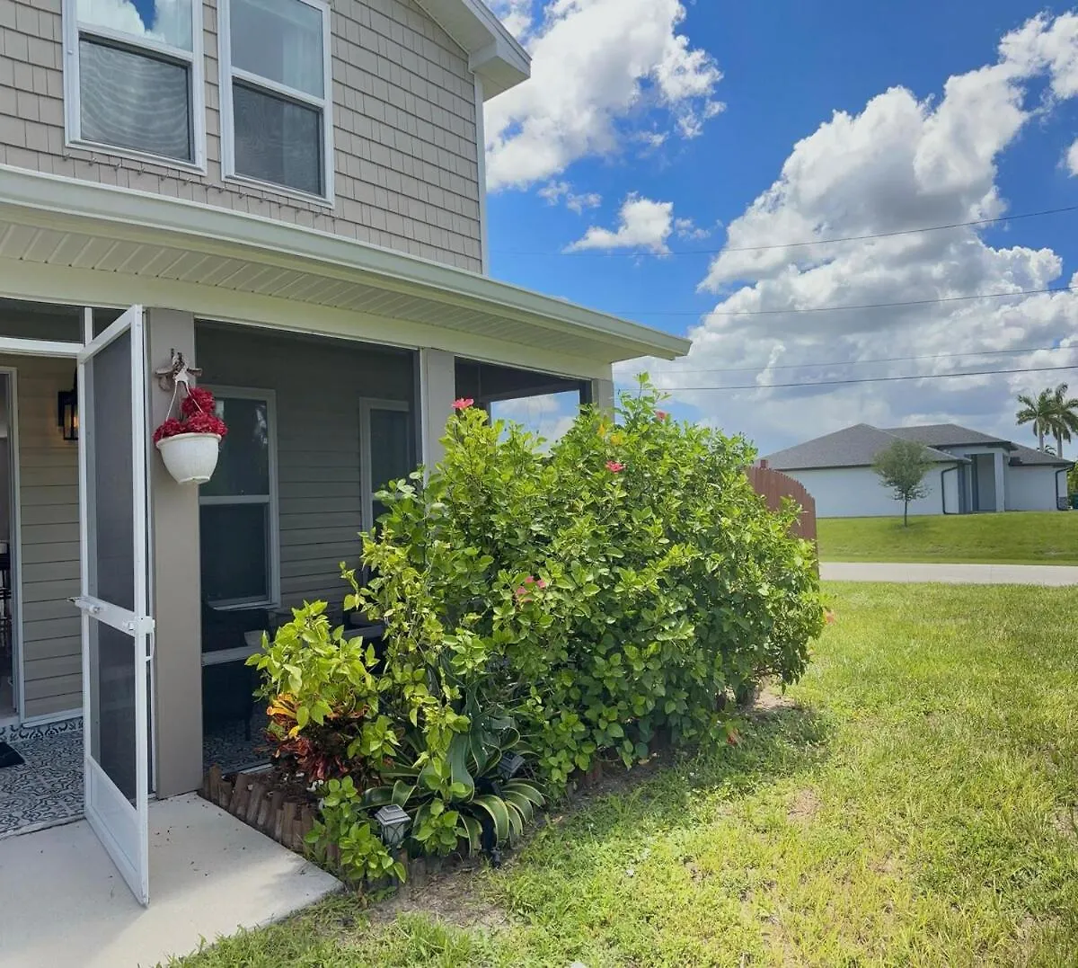 Lovelee Cozy 2-story Cape Coral
