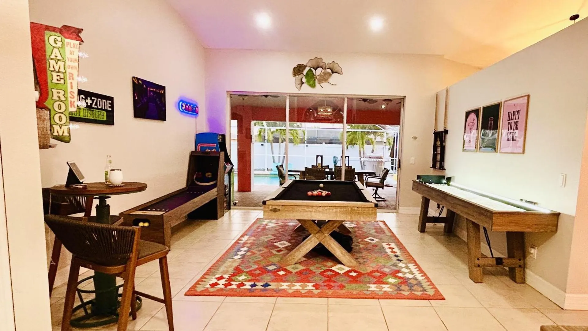 Game With Poolside Bar And A Heated Pool With Ping Pong And Putting Holiday home *