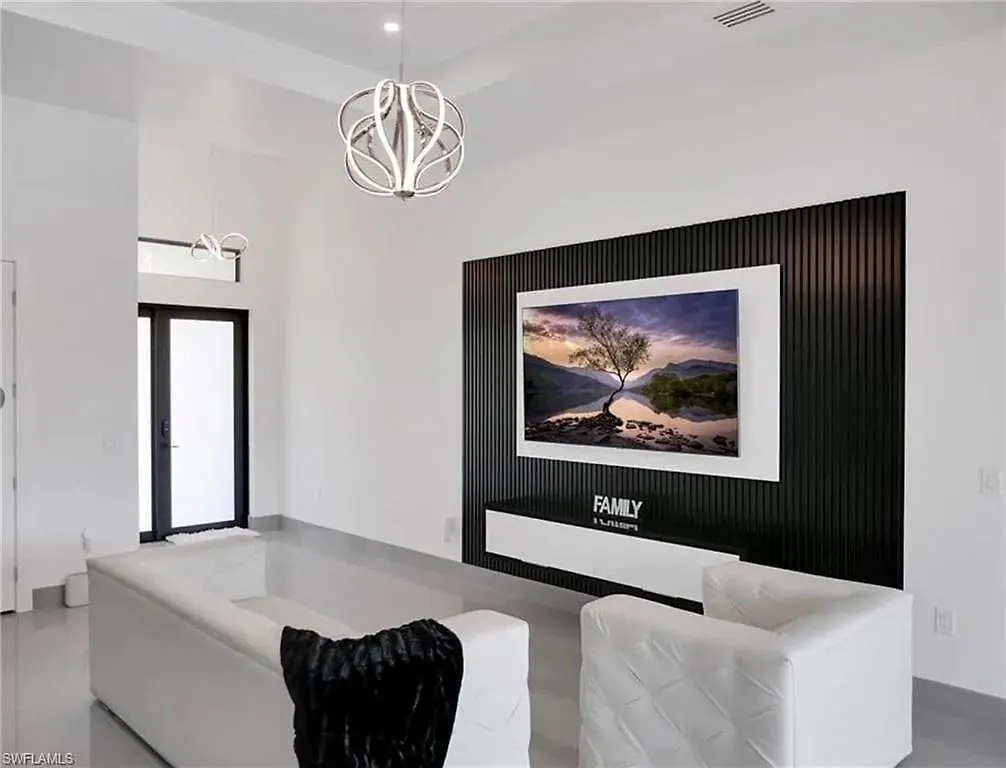 Spectacular! Pool Table, Heated Saltwater Pool, Amazing Spaces- Celebration House - Roelens Cape Coral