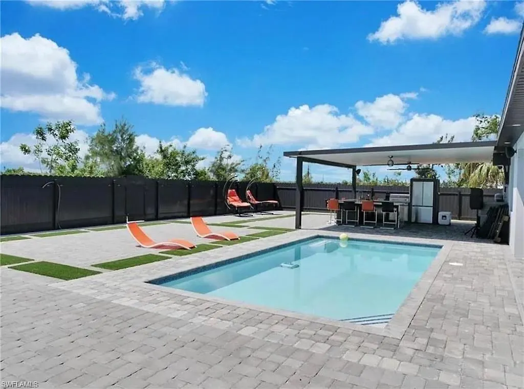 Holiday home Spectacular! Pool Table, Heated Saltwater Pool, Amazing Spaces- Celebration House - Roelens Cape Coral