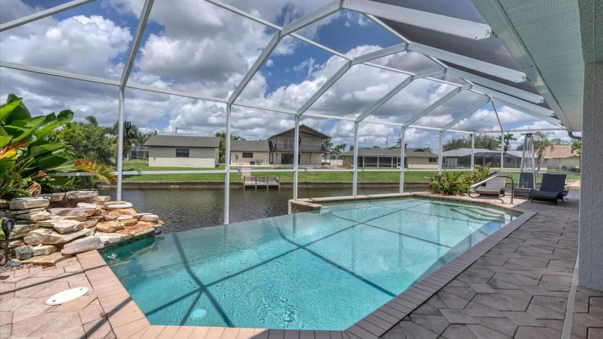 Relaxing 1000: Pool On The Canal Holiday home *