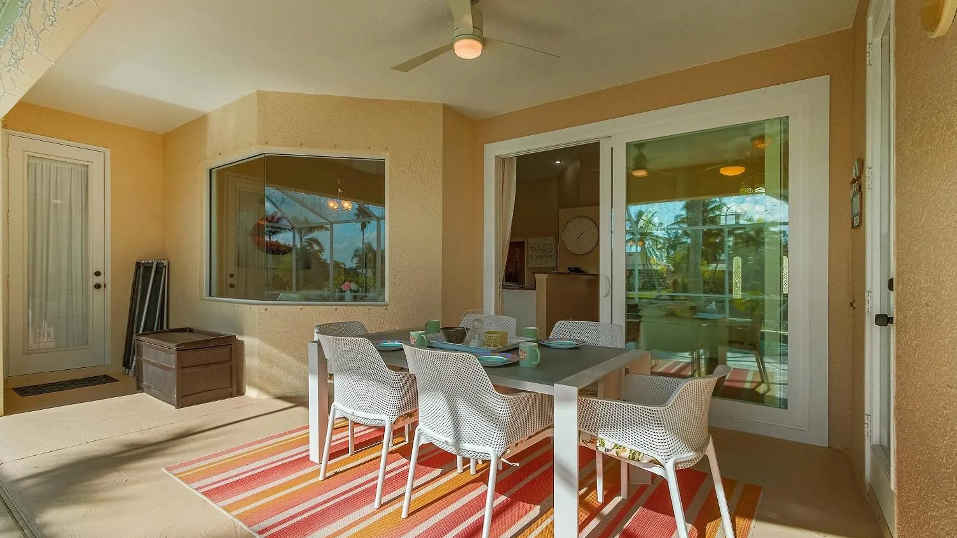 Jolie, Holiday home
