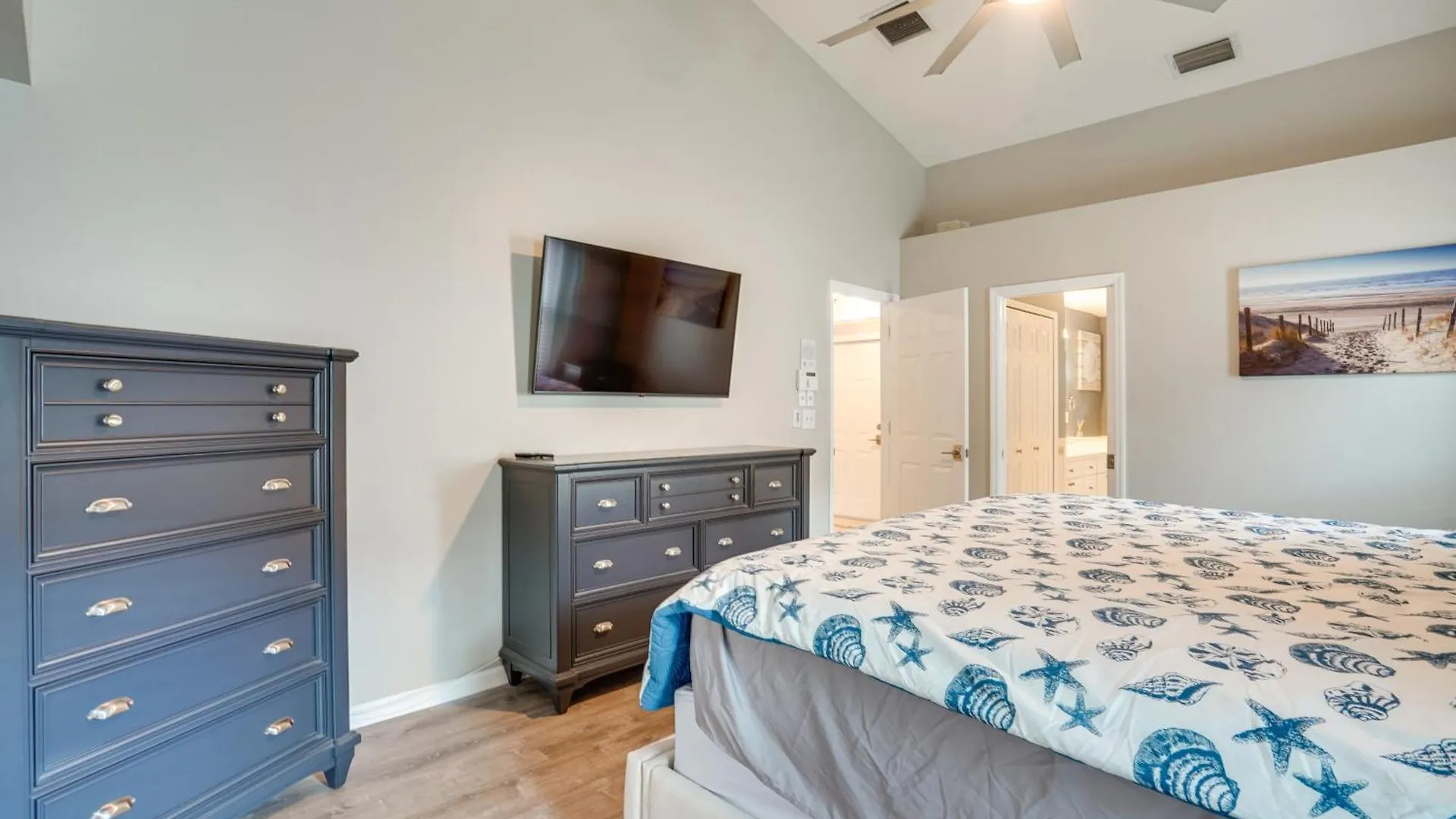 Stunning Getaway With Patio And Yard! Cape Coral