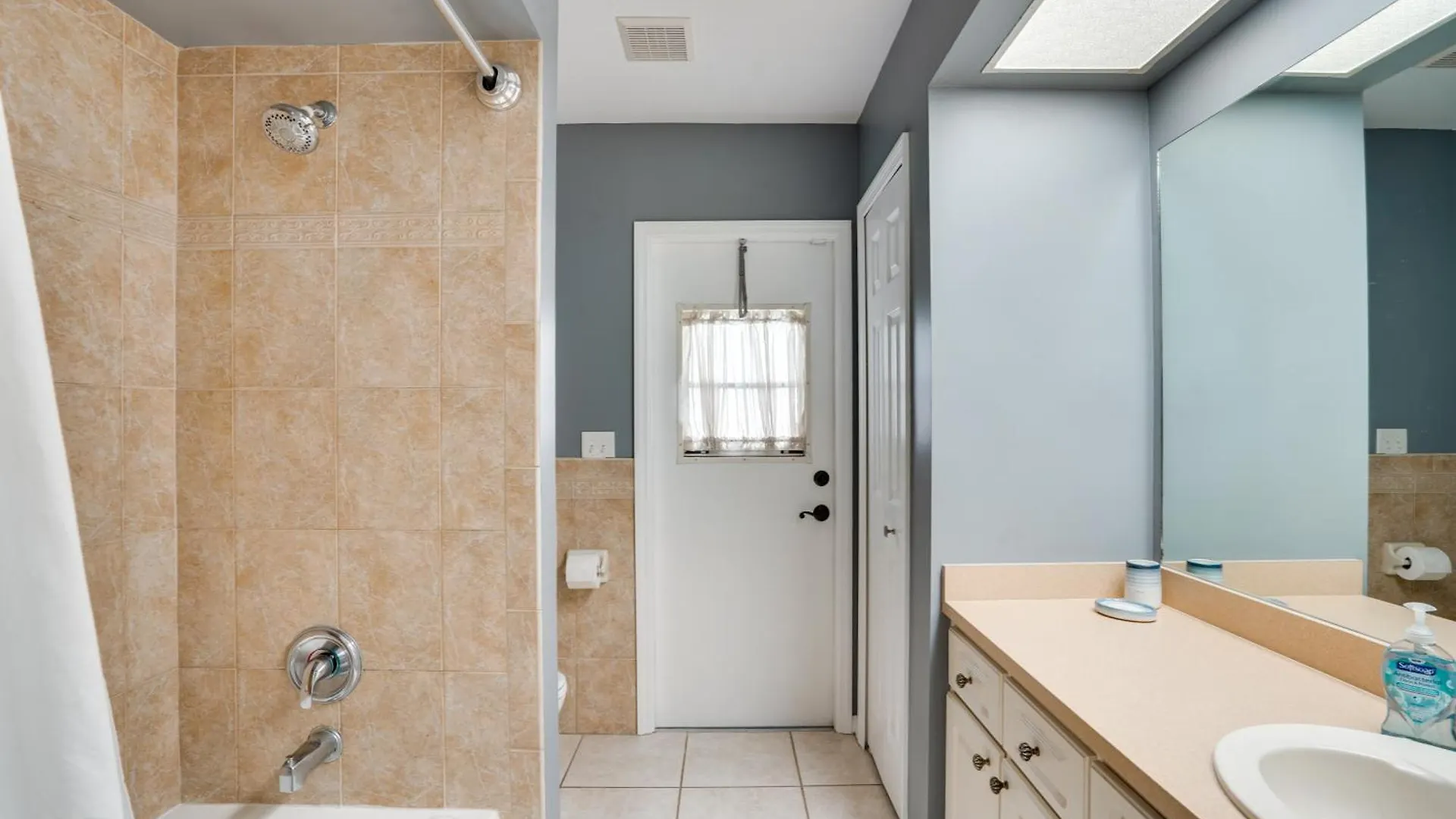 Stunning Getaway With Patio And Yard! * Cape Coral