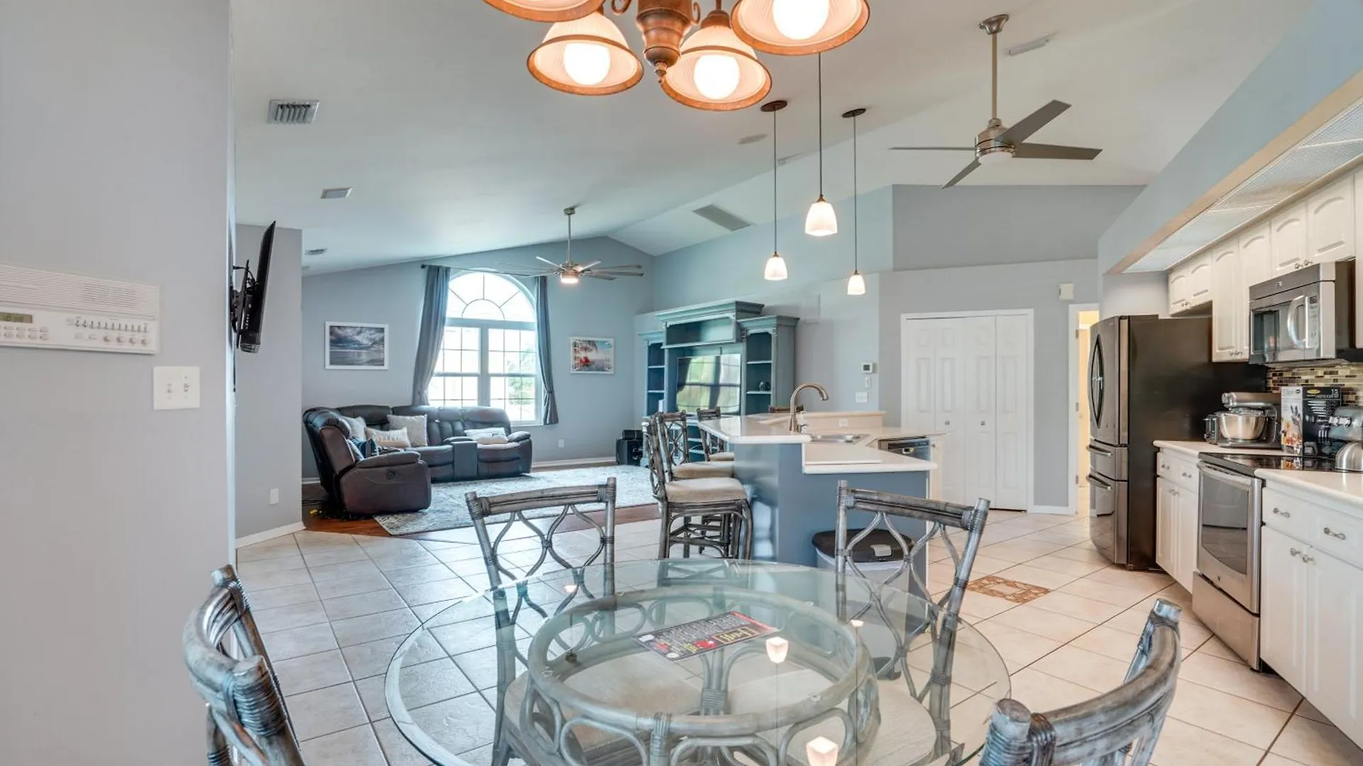 Holiday home Stunning Getaway With Patio And Yard!
