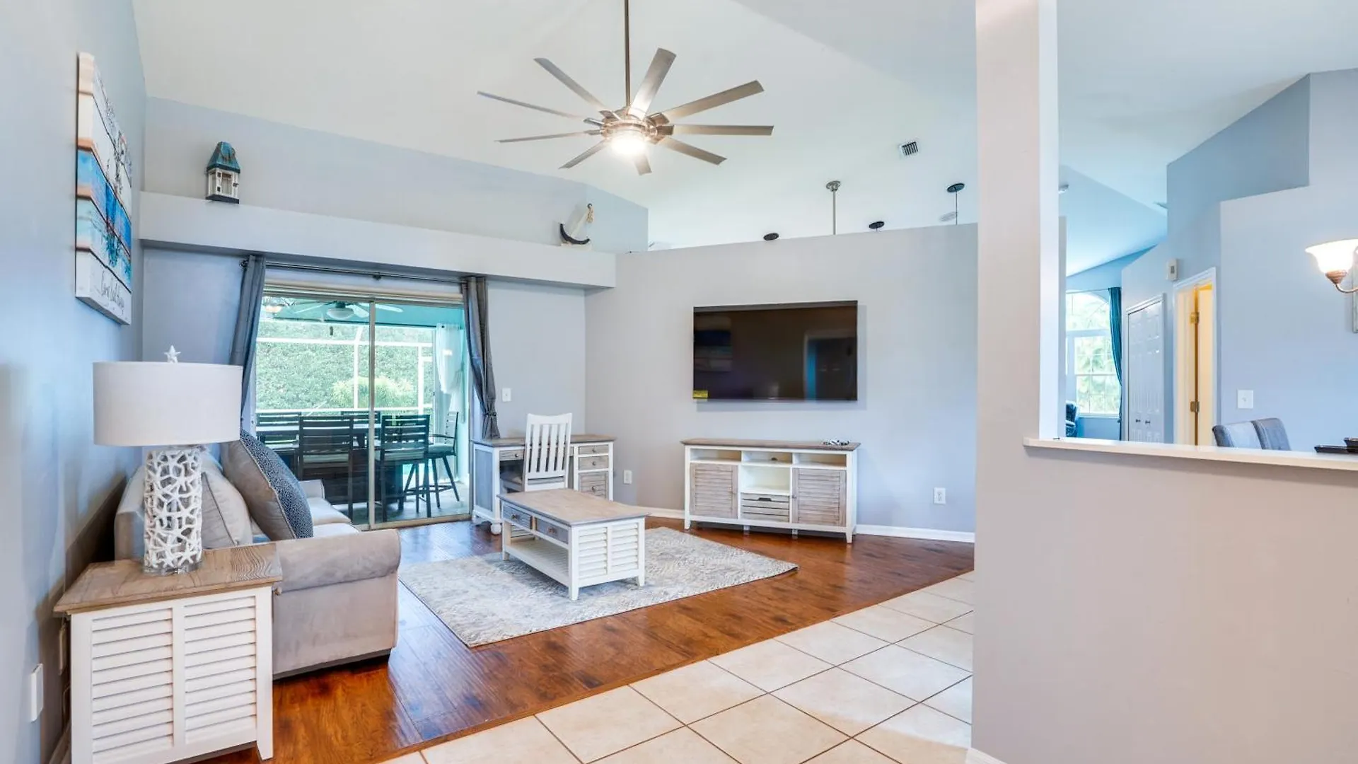 Stunning Getaway With Patio And Yard! Cape Coral