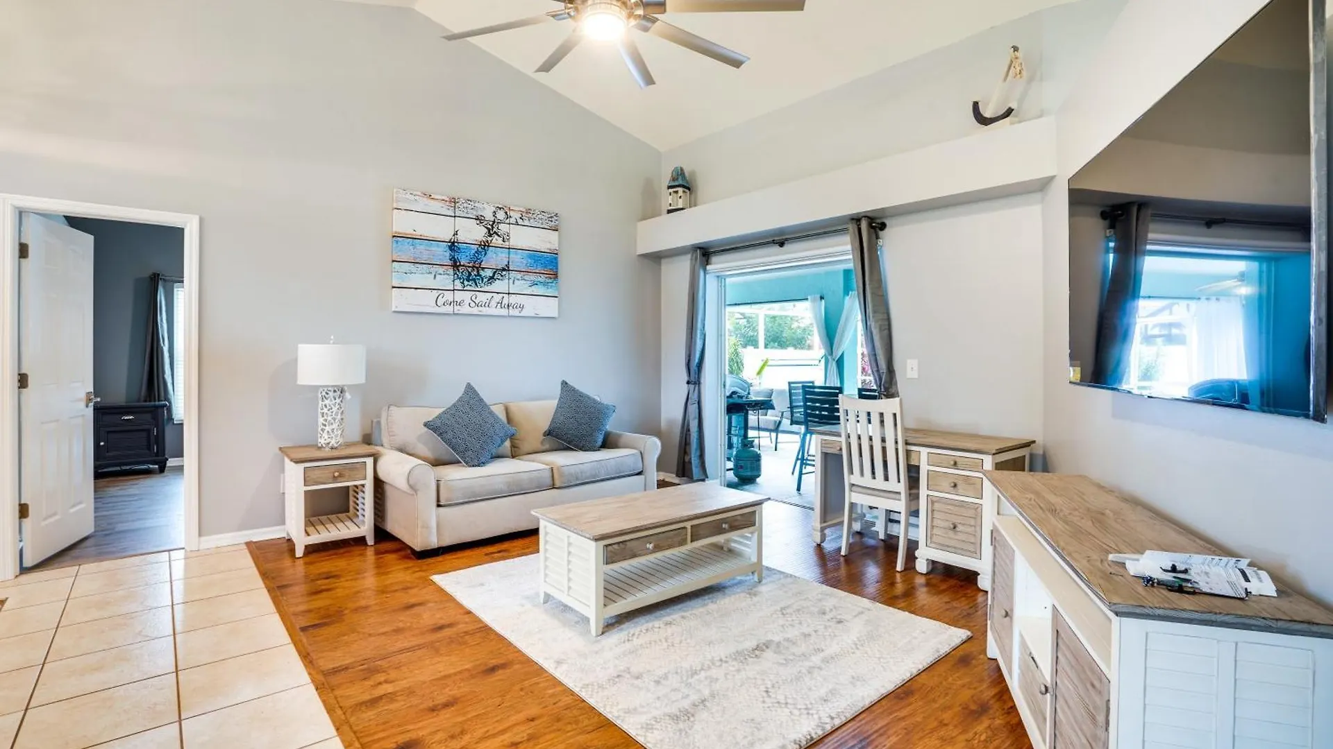 Holiday home Stunning Getaway With Patio And Yard!
