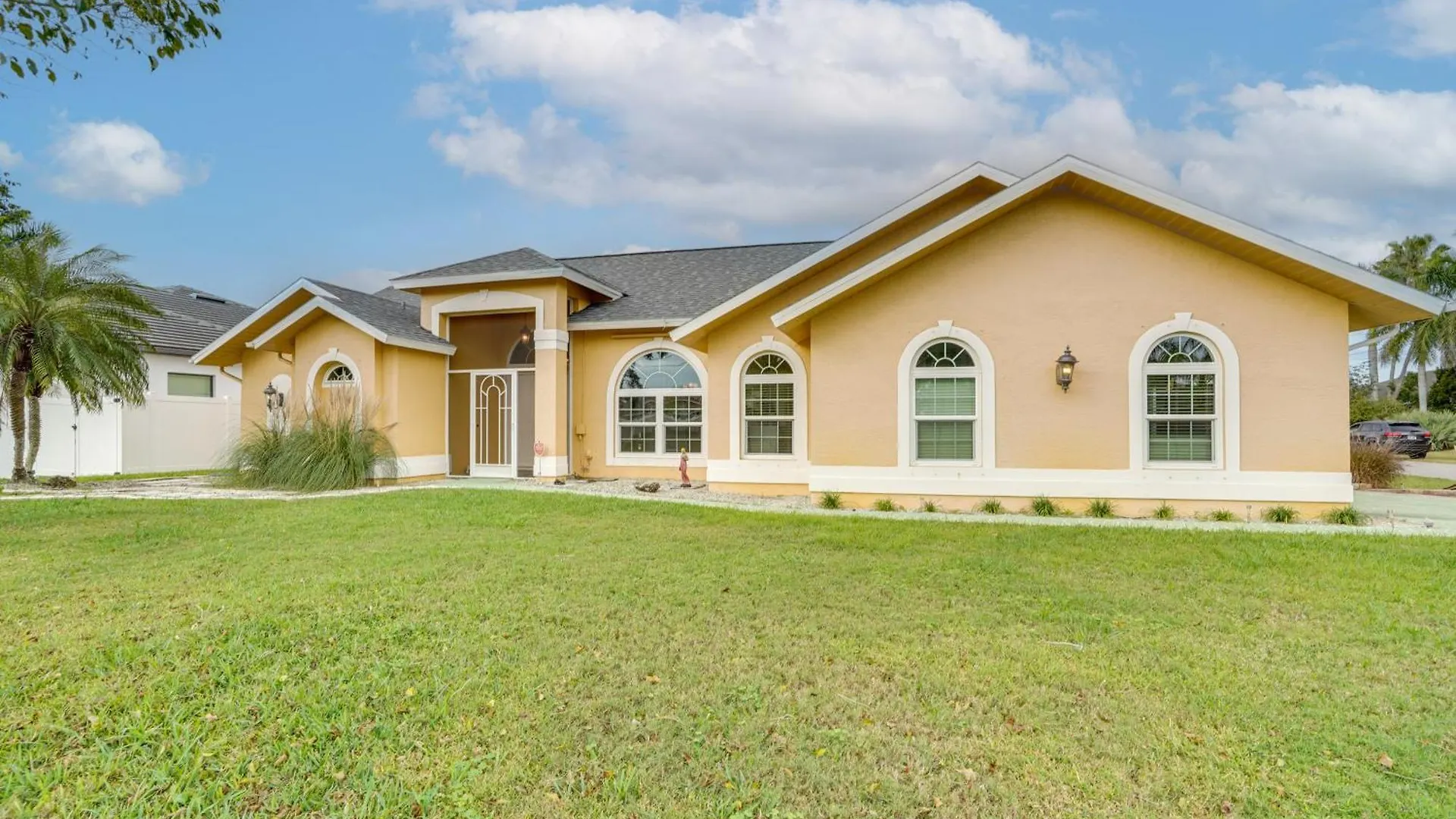 Stunning Getaway With Patio And Yard! *