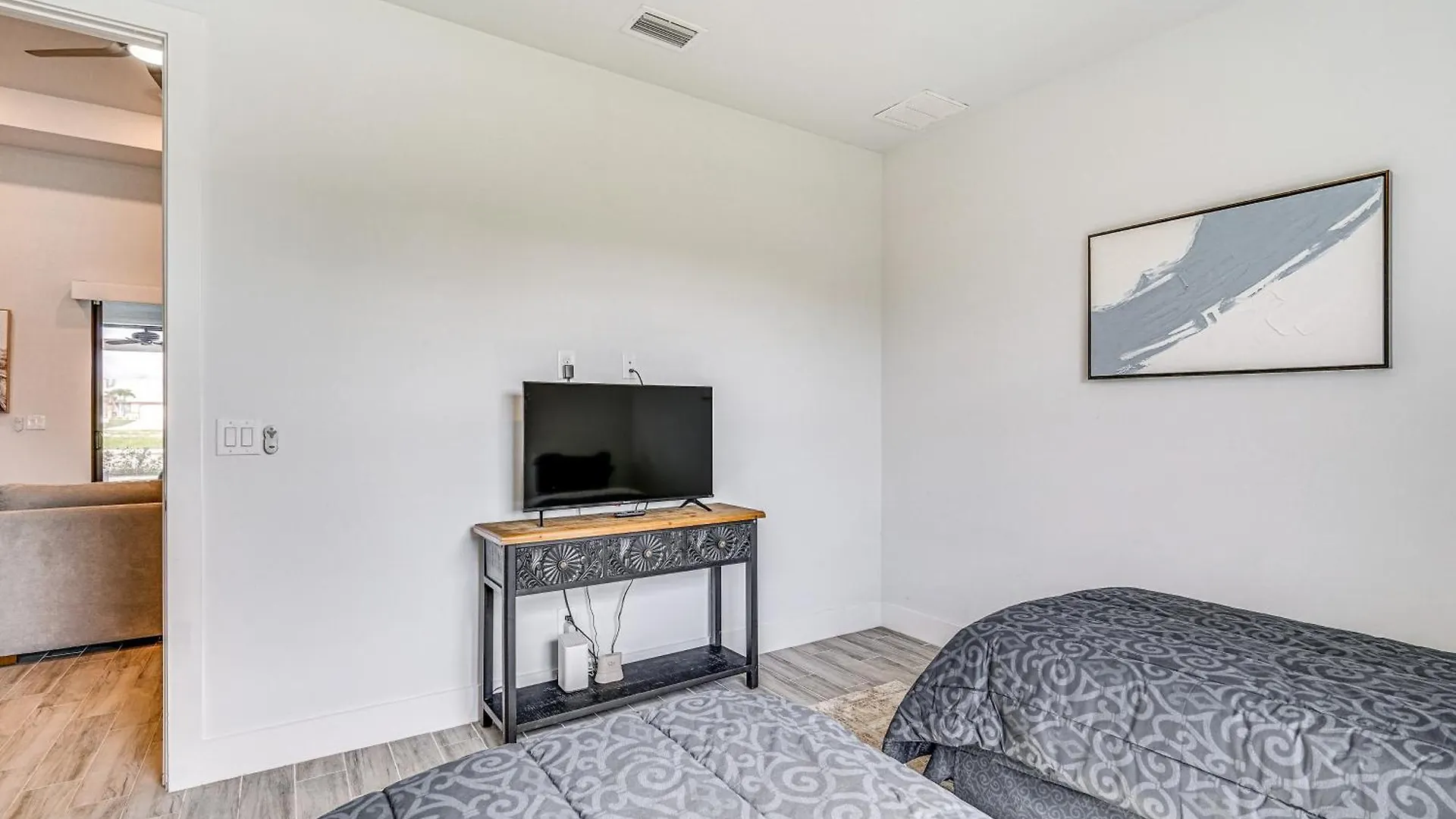 With Gas Grill And Lanai Near Beaches! Holiday home