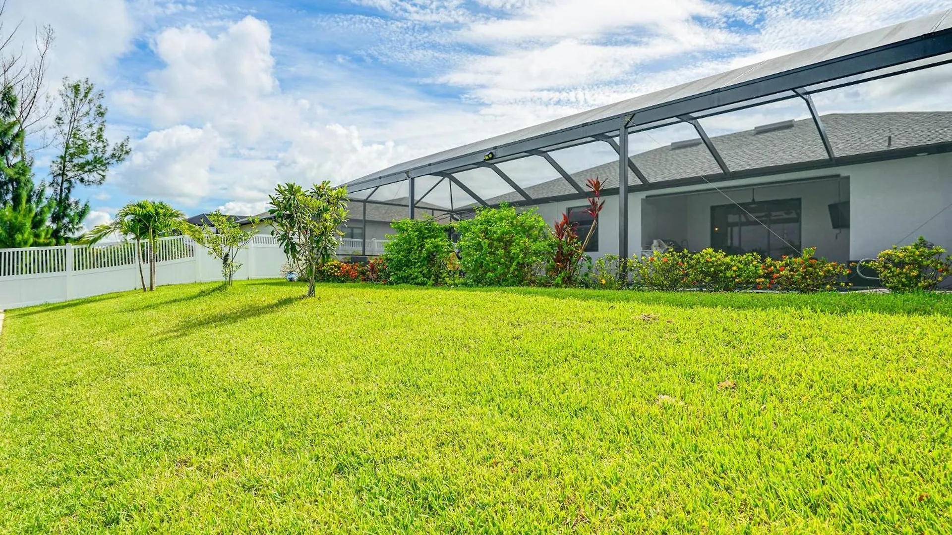 Holiday home With Gas Grill And Lanai Near Beaches!