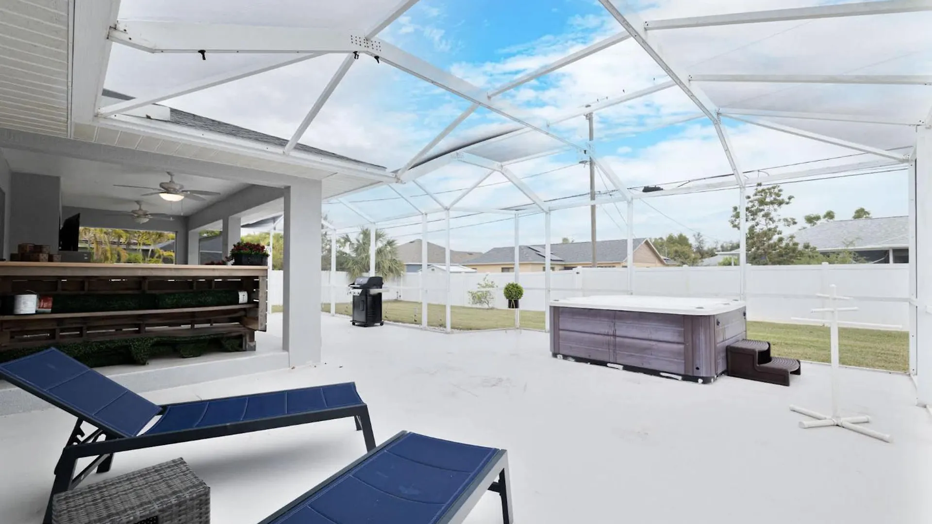 Endless Summer Retreat Jacuzzi 3kingbed Airhockey Holiday home