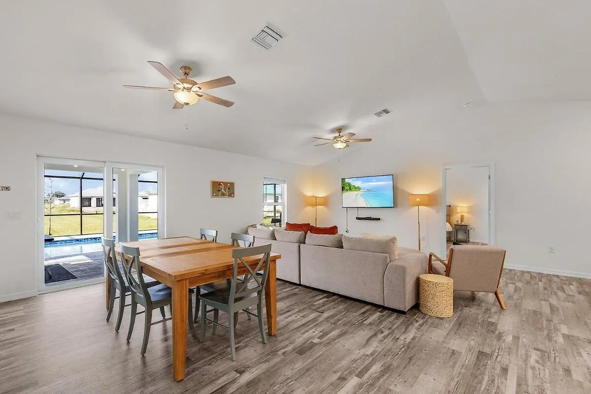 The Pirate Hideaway - No Hurricane Damage 4bd 3ba Holiday home Cape Coral
