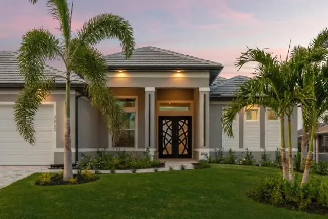Bougee Waterfront With Salt Water Pool, Spa, And Game Holiday home Cape Coral