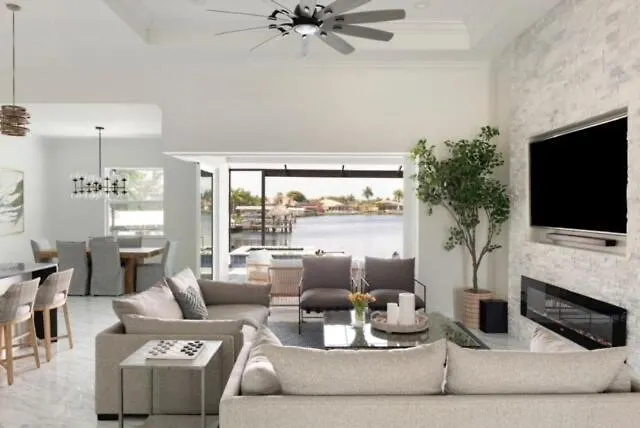 Holiday home Bougee Waterfront With Salt Water Pool, Spa, And Game Cape Coral