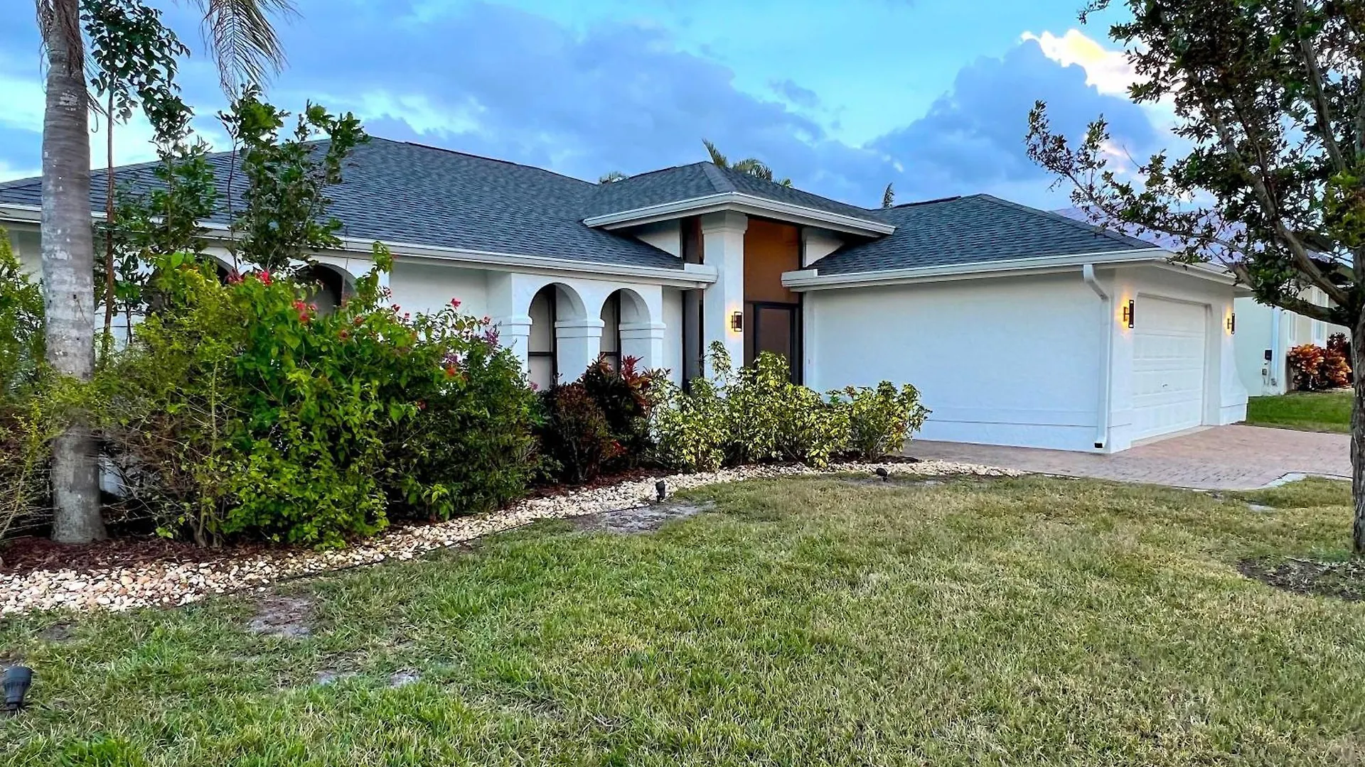 Lakefront Oasis With Kayaks And Pool! Holiday home Cape Coral