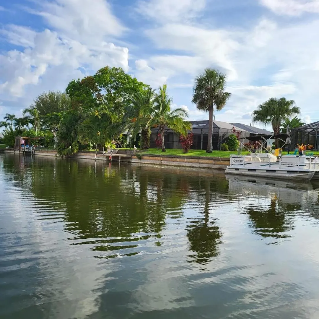 Cape Coral, Pool Home, On Fresh Water Canal, Fishing, Free Wi-fi & Game Holiday home