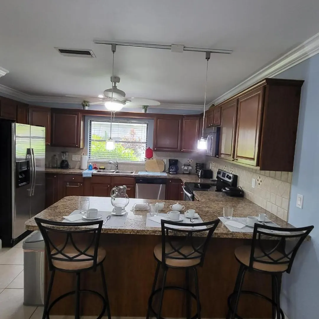 Cape Coral, Pool Home, On Fresh Water Canal, Fishing, Free Wi-fi & Game Holiday home *