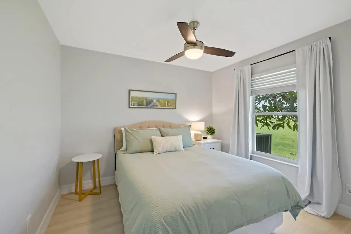 With Huge Heated Pool & Lanai Holiday home