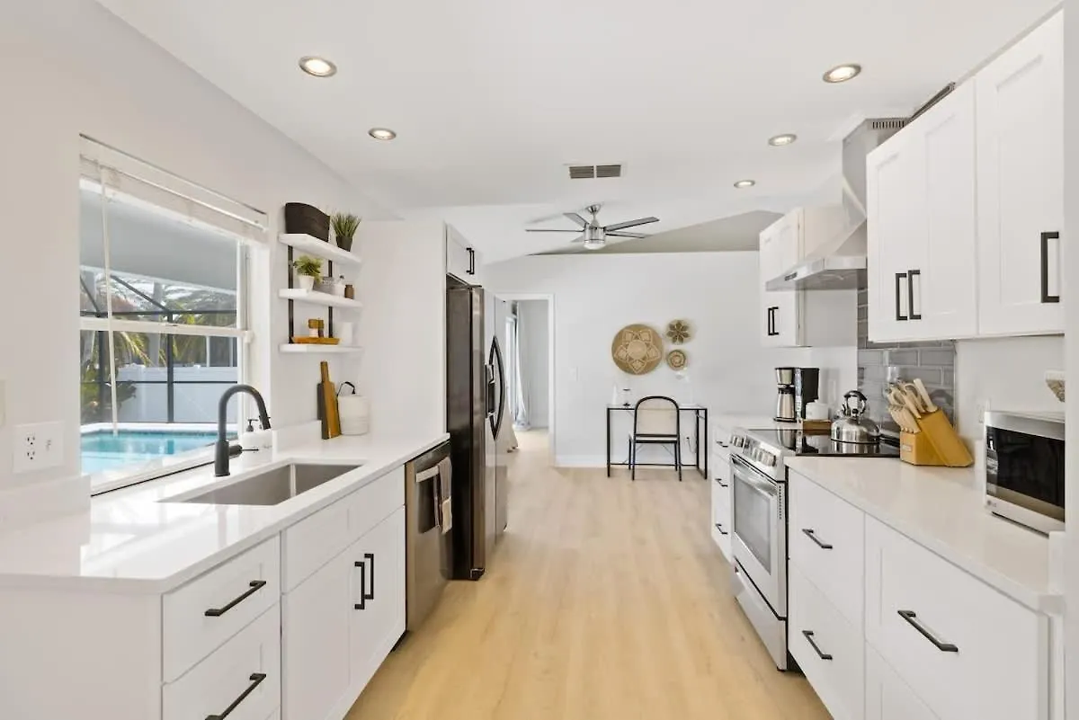 With Huge Heated Pool & Lanai Holiday home