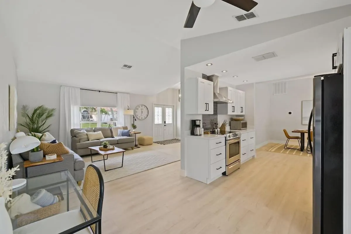 Holiday home With Huge Heated Pool & Lanai