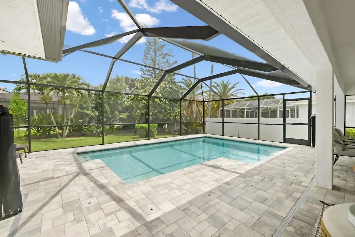 With Huge Heated Pool & Lanai Holiday home