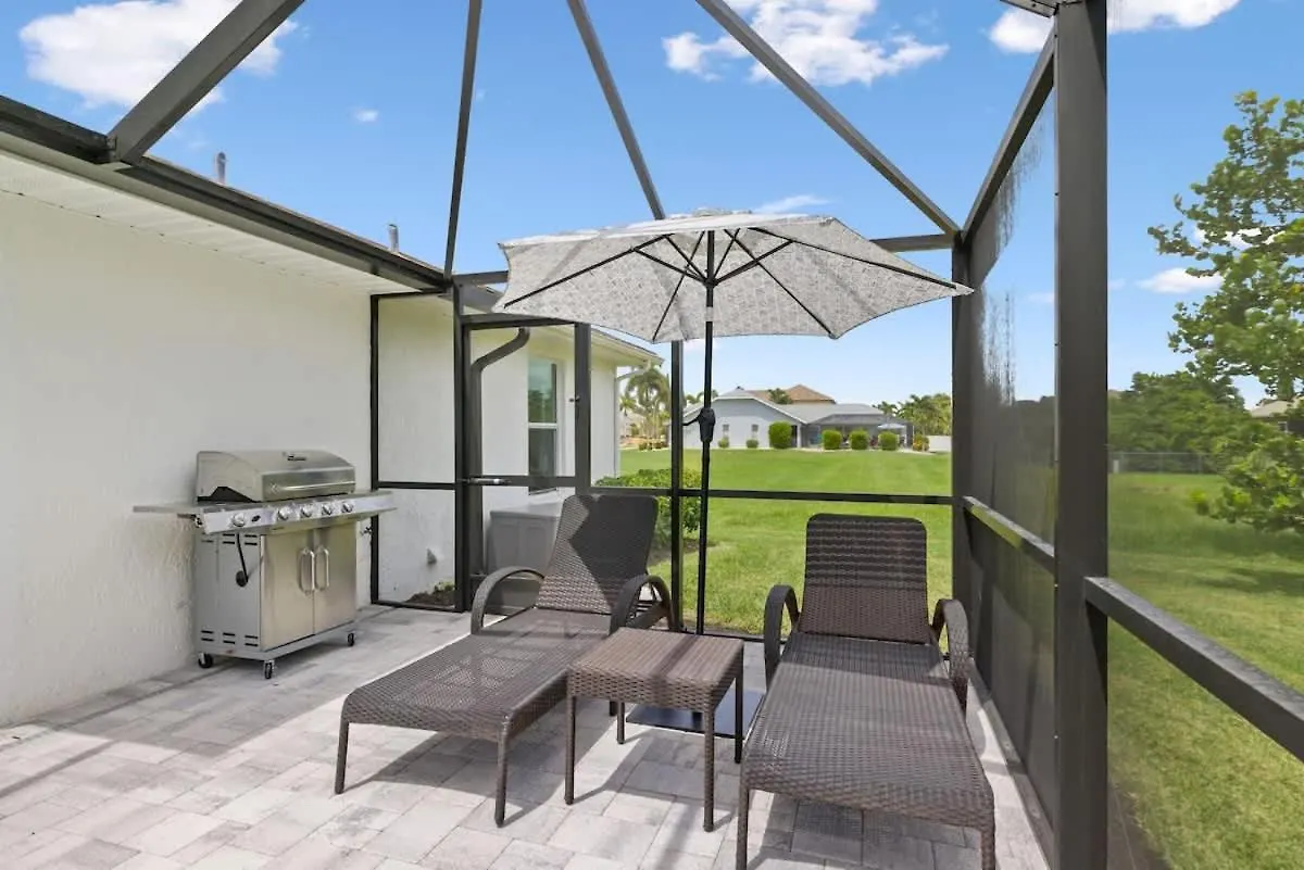 With Huge Heated Pool & Lanai Holiday home